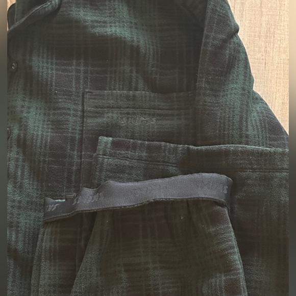 SKIMS Unisex Super Soft Dark Green Flannel Pajama Set - Picture 8 of 9